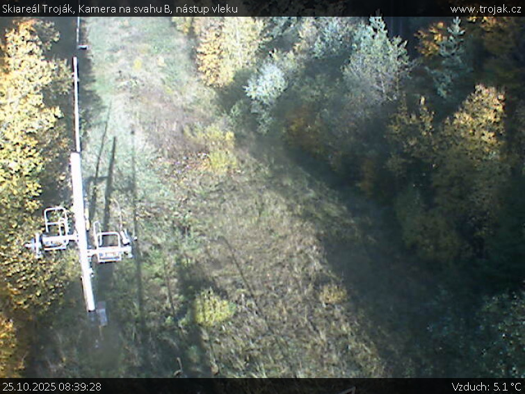 Skiareál Troják - Kamera na svahu B, nástup vleku - 25.10.2025 v 08:39 Skiareál Troják - Kamera na svahu B, nástup vleku - 25.10.2025 v 08:39