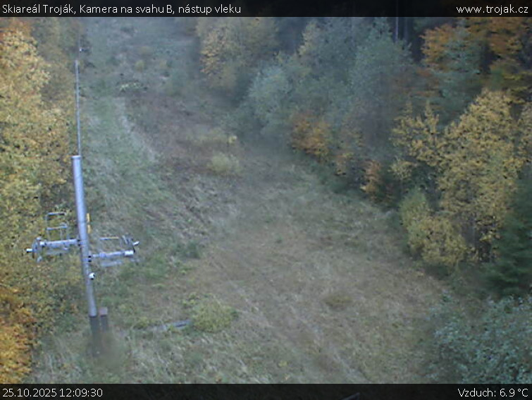 Skiareál Troják - Kamera na svahu B, nástup vleku - 25.10.2025 v 12:09 Skiareál Troják - Kamera na svahu B, nástup vleku - 25.10.2025 v 12:09