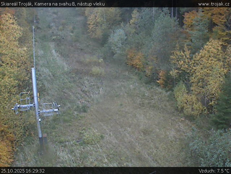Skiareál Troják - Kamera na svahu B, nástup vleku - 25.10.2025 v 16:29 Skiareál Troják - Kamera na svahu B, nástup vleku - 25.10.2025 v 16:29