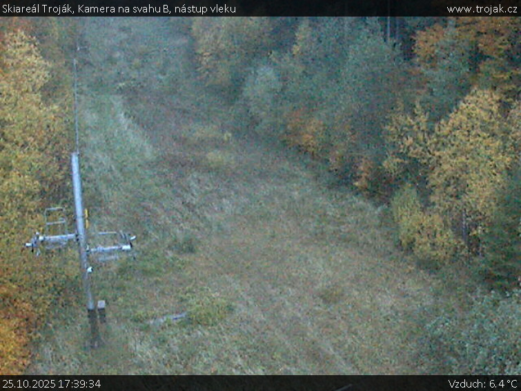 Skiareál Troják - Kamera na svahu B, nástup vleku - 25.10.2025 v 17:39 Skiareál Troják - Kamera na svahu B, nástup vleku - 25.10.2025 v 17:39