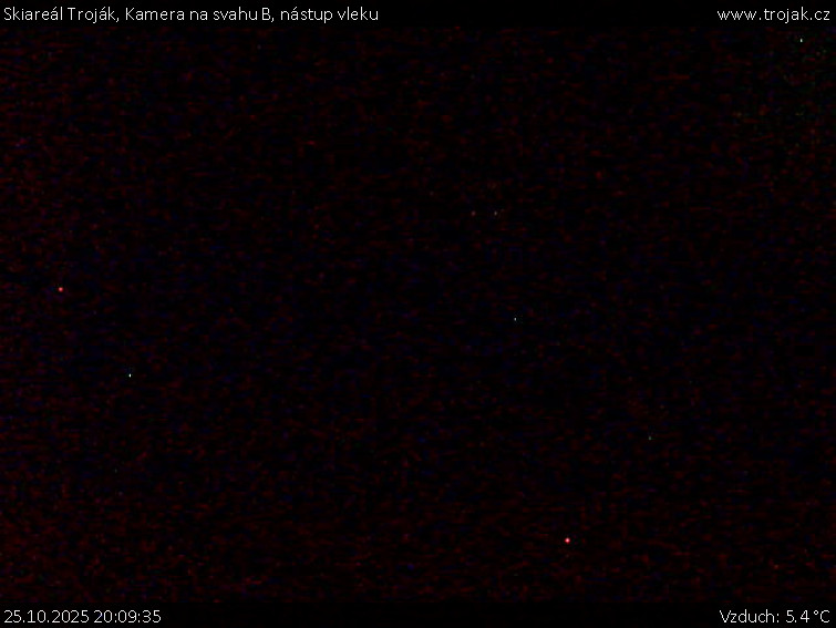 Skiareál Troják - Kamera na svahu B, nástup vleku - 25.10.2025 v 20:09 Skiareál Troják - Kamera na svahu B, nástup vleku - 25.10.2025 v 20:09