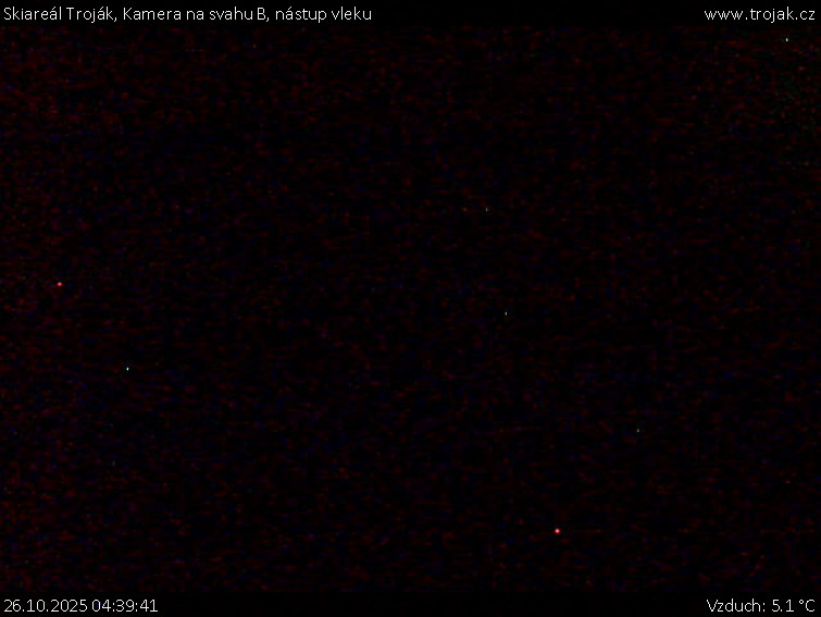 Skiareál Troják - Kamera na svahu B, nástup vleku - 26.10.2025 v 04:39 Skiareál Troják - Kamera na svahu B, nástup vleku - 26.10.2025 v 04:39