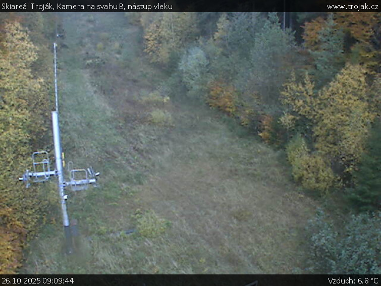 Skiareál Troják - Kamera na svahu B, nástup vleku - 26.10.2025 v 09:09 Skiareál Troják - Kamera na svahu B, nástup vleku - 26.10.2025 v 09:09