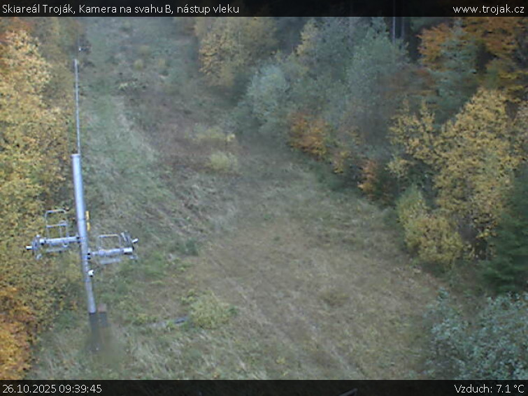 Skiareál Troják - Kamera na svahu B, nástup vleku - 26.10.2025 v 09:39 Skiareál Troják - Kamera na svahu B, nástup vleku - 26.10.2025 v 09:39