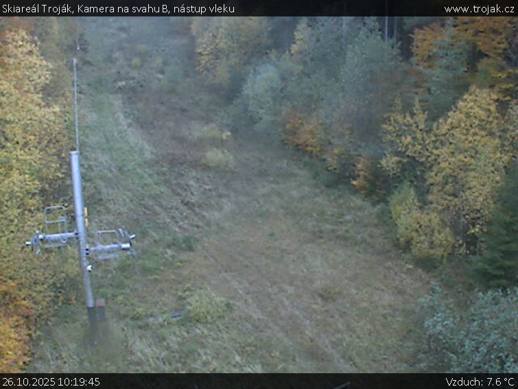 Skiareál Troják - Kamera na svahu B, nástup vleku - 26.10.2025 v 10:19 Skiareál Troják - Kamera na svahu B, nástup vleku - 26.10.2025 v 10:19
