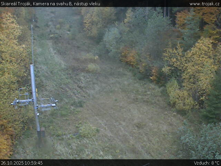 Skiareál Troják - Kamera na svahu B, nástup vleku - 26.10.2025 v 10:59 Skiareál Troják - Kamera na svahu B, nástup vleku - 26.10.2025 v 10:59