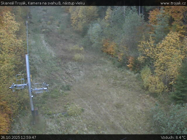 Skiareál Troják - Kamera na svahu B, nástup vleku - 26.10.2025 v 12:59 Skiareál Troják - Kamera na svahu B, nástup vleku - 26.10.2025 v 12:59