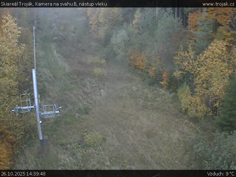 Skiareál Troják - Kamera na svahu B, nástup vleku - 26.10.2025 v 14:39 Skiareál Troják - Kamera na svahu B, nástup vleku - 26.10.2025 v 14:39