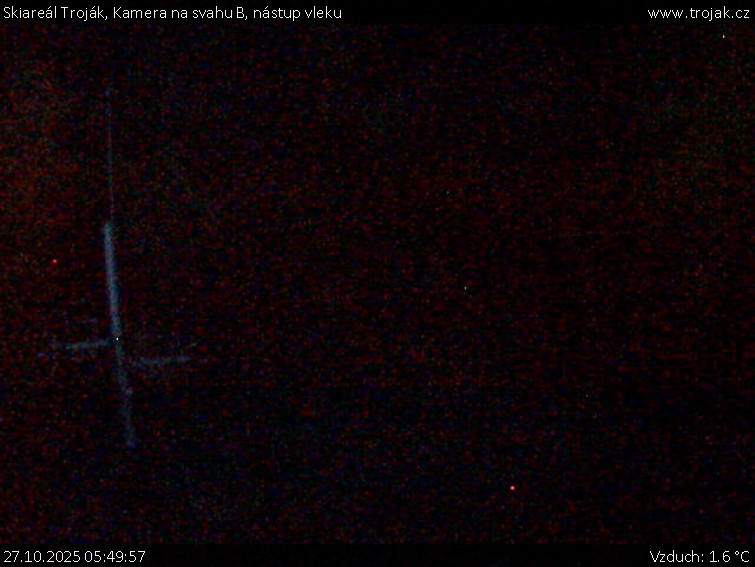 Skiareál Troják - Kamera na svahu B, nástup vleku - 27.10.2025 v 05:49 Skiareál Troják - Kamera na svahu B, nástup vleku - 27.10.2025 v 05:49