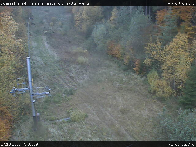 Skiareál Troják - Kamera na svahu B, nástup vleku - 27.10.2025 v 08:09 Skiareál Troják - Kamera na svahu B, nástup vleku - 27.10.2025 v 08:09
