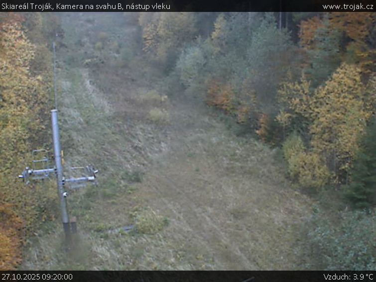Skiareál Troják - Kamera na svahu B, nástup vleku - 27.10.2025 v 09:20 Skiareál Troják - Kamera na svahu B, nástup vleku - 27.10.2025 v 09:20