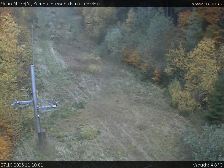 Skiareál Troják - Kamera na svahu B, nástup vleku - 27.10.2025 v 11:10 Skiareál Troják - Kamera na svahu B, nástup vleku - 27.10.2025 v 11:10