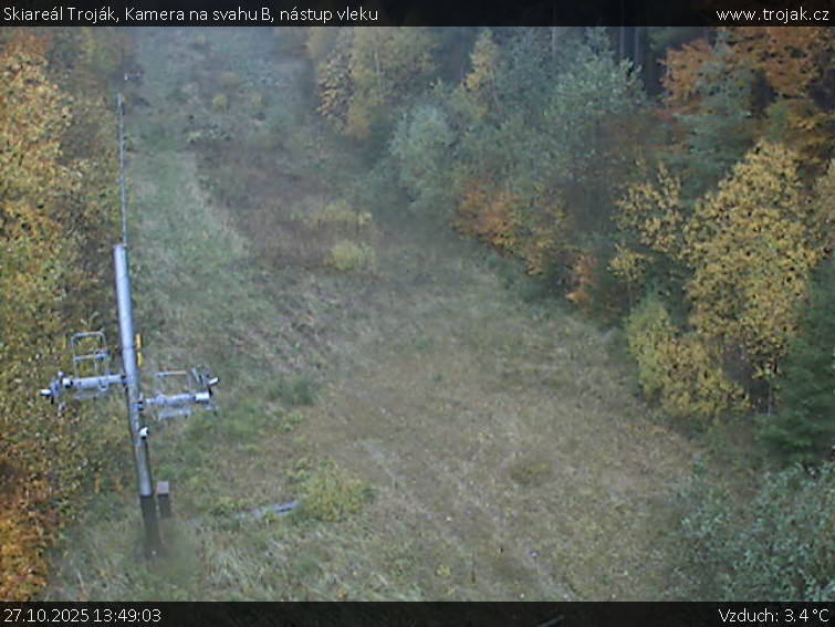 Skiareál Troják - Kamera na svahu B, nástup vleku - 27.10.2025 v 13:49 Skiareál Troják - Kamera na svahu B, nástup vleku - 27.10.2025 v 13:49
