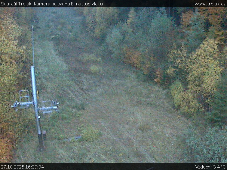 Skiareál Troják - Kamera na svahu B, nástup vleku - 27.10.2025 v 16:39 Skiareál Troják - Kamera na svahu B, nástup vleku - 27.10.2025 v 16:39