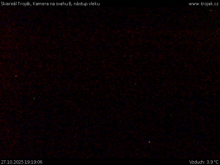 Skiareál Troják - Kamera na svahu B, nástup vleku - 27.10.2025 v 19:19 Skiareál Troják - Kamera na svahu B, nástup vleku - 27.10.2025 v 19:19