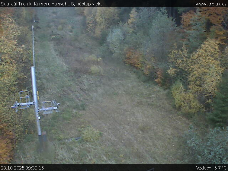 Skiareál Troják - Kamera na svahu B, nástup vleku - 28.10.2025 v 09:39 Skiareál Troják - Kamera na svahu B, nástup vleku - 28.10.2025 v 09:39
