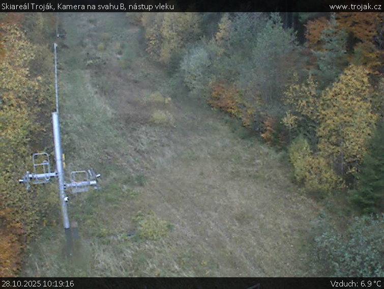 Skiareál Troják - Kamera na svahu B, nástup vleku - 28.10.2025 v 10:19 Skiareál Troják - Kamera na svahu B, nástup vleku - 28.10.2025 v 10:19