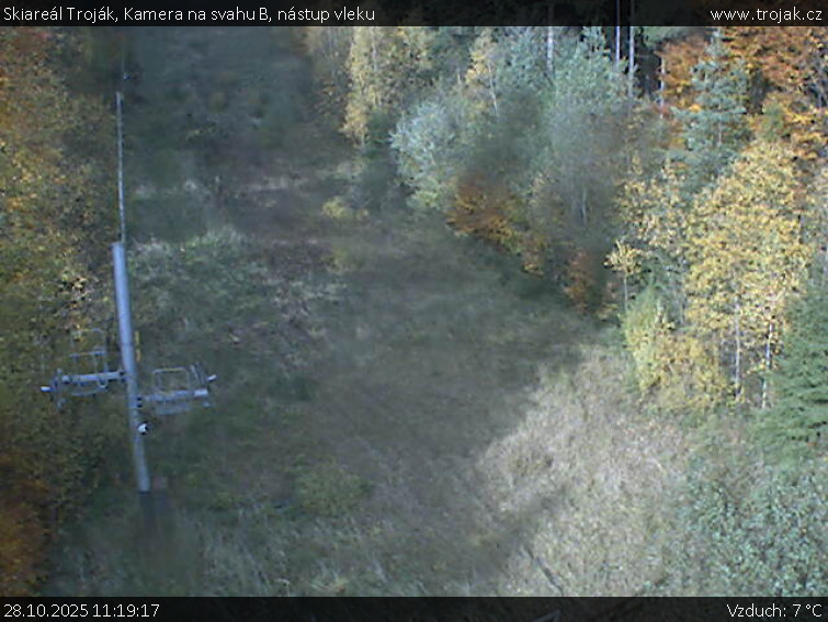 Skiareál Troják - Kamera na svahu B, nástup vleku - 28.10.2025 v 11:19 Skiareál Troják - Kamera na svahu B, nástup vleku - 28.10.2025 v 11:19