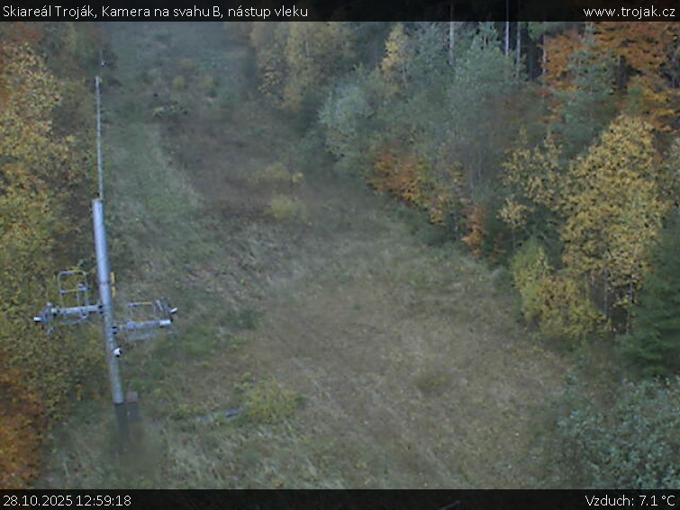 Skiareál Troják - Kamera na svahu B, nástup vleku - 28.10.2025 v 12:59 Skiareál Troják - Kamera na svahu B, nástup vleku - 28.10.2025 v 12:59