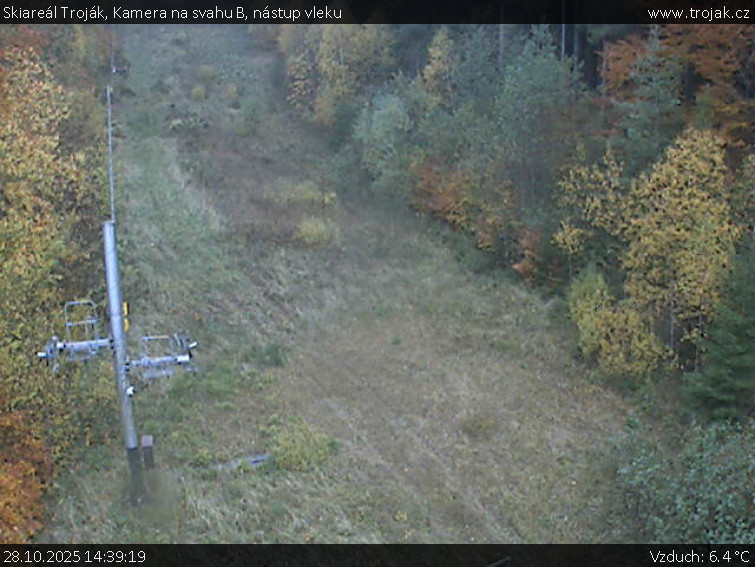 Skiareál Troják - Kamera na svahu B, nástup vleku - 28.10.2025 v 14:39 Skiareál Troják - Kamera na svahu B, nástup vleku - 28.10.2025 v 14:39