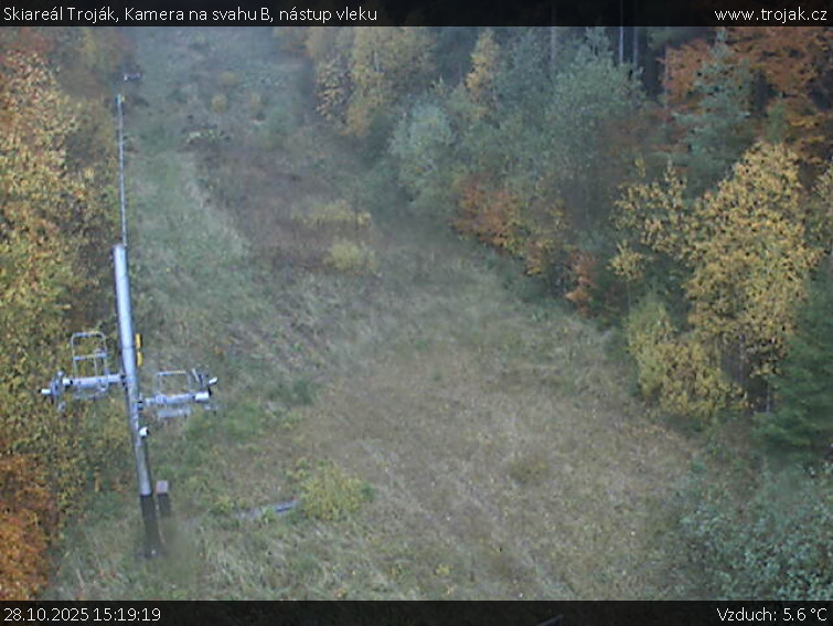 Skiareál Troják - Kamera na svahu B, nástup vleku - 28.10.2025 v 15:19 Skiareál Troják - Kamera na svahu B, nástup vleku - 28.10.2025 v 15:19
