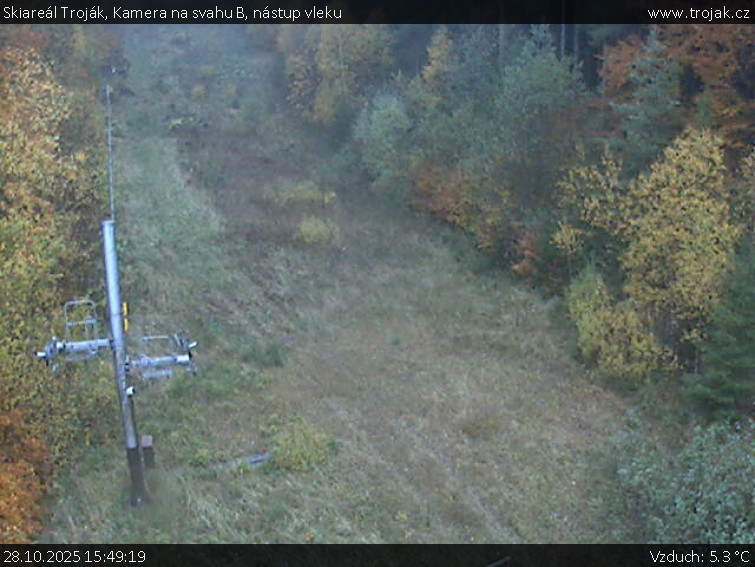 Skiareál Troják - Kamera na svahu B, nástup vleku - 28.10.2025 v 15:49 Skiareál Troják - Kamera na svahu B, nástup vleku - 28.10.2025 v 15:49
