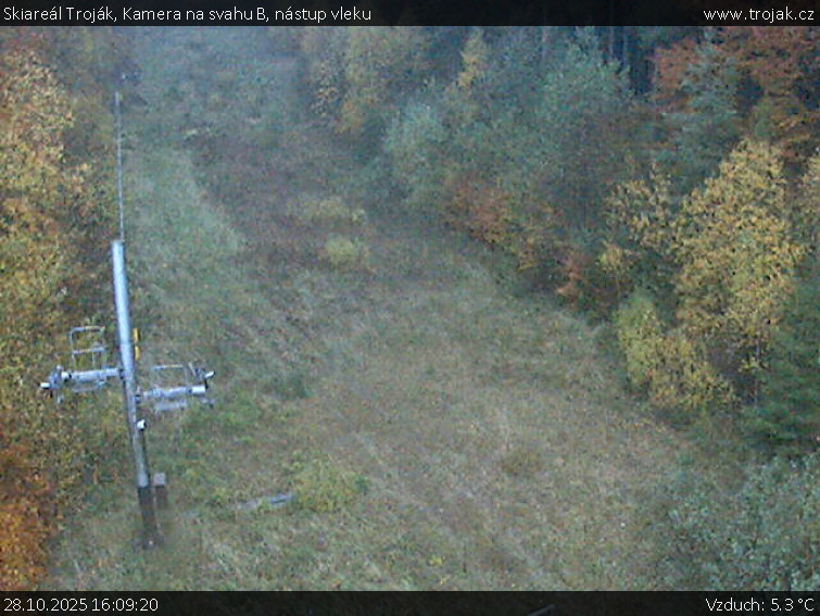 Skiareál Troják - Kamera na svahu B, nástup vleku - 28.10.2025 v 16:09 Skiareál Troják - Kamera na svahu B, nástup vleku - 28.10.2025 v 16:09