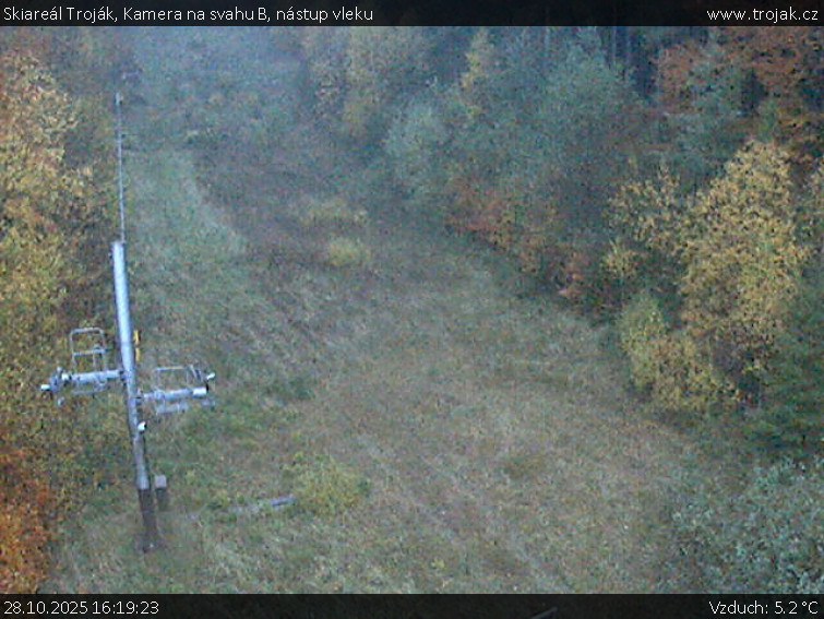Skiareál Troják - Kamera na svahu B, nástup vleku - 28.10.2025 v 16:19 Skiareál Troják - Kamera na svahu B, nástup vleku - 28.10.2025 v 16:19
