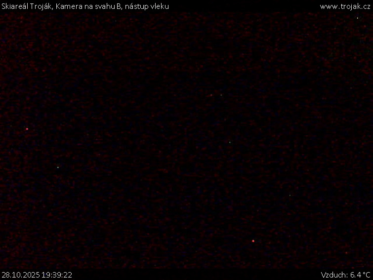 Skiareál Troják - Kamera na svahu B, nástup vleku - 28.10.2025 v 19:39 Skiareál Troják - Kamera na svahu B, nástup vleku - 28.10.2025 v 19:39