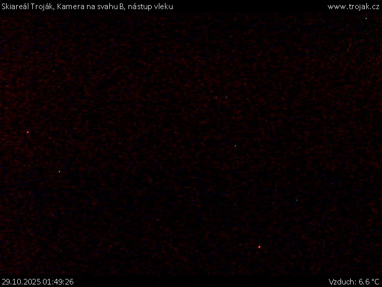 Skiareál Troják - Kamera na svahu B, nástup vleku - 29.10.2025 v 01:49 Skiareál Troják - Kamera na svahu B, nástup vleku - 29.10.2025 v 01:49