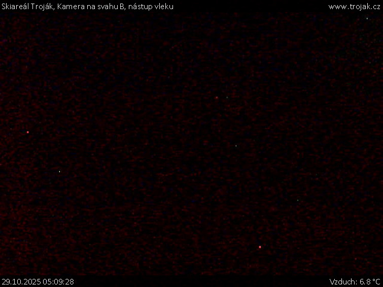 Skiareál Troják - Kamera na svahu B, nástup vleku - 29.10.2025 v 05:09 Skiareál Troják - Kamera na svahu B, nástup vleku - 29.10.2025 v 05:09