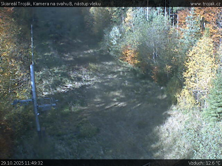 Skiareál Troják - Kamera na svahu B, nástup vleku - 29.10.2025 v 11:49 Skiareál Troják - Kamera na svahu B, nástup vleku - 29.10.2025 v 11:49