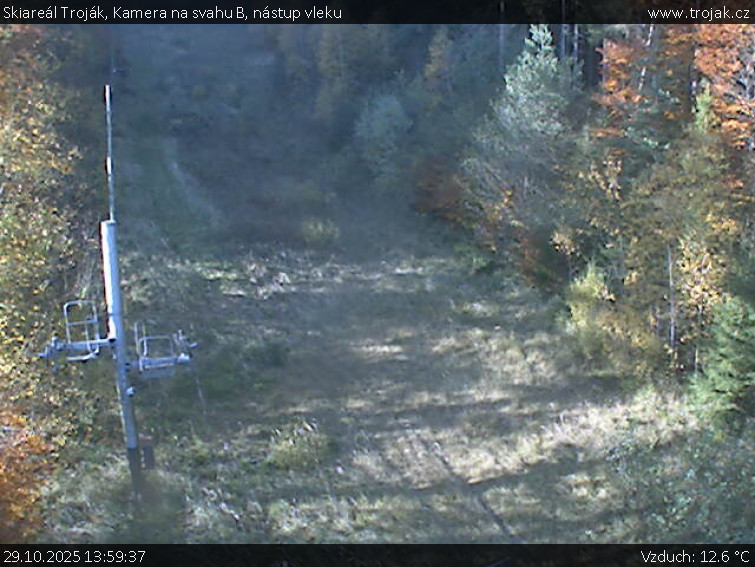 Skiareál Troják - Kamera na svahu B, nástup vleku - 29.10.2025 v 13:59 Skiareál Troják - Kamera na svahu B, nástup vleku - 29.10.2025 v 13:59