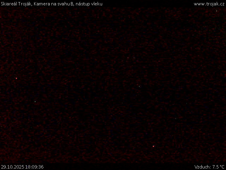 Skiareál Troják - Kamera na svahu B, nástup vleku - 29.10.2025 v 18:09 Skiareál Troják - Kamera na svahu B, nástup vleku - 29.10.2025 v 18:09