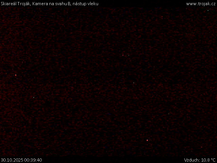 Skiareál Troják - Kamera na svahu B, nástup vleku - 30.10.2025 v 00:39 Skiareál Troják - Kamera na svahu B, nástup vleku - 30.10.2025 v 00:39