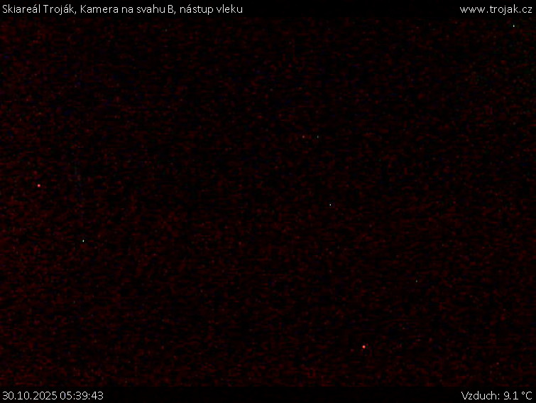 Skiareál Troják - Kamera na svahu B, nástup vleku - 30.10.2025 v 05:39 Skiareál Troják - Kamera na svahu B, nástup vleku - 30.10.2025 v 05:39
