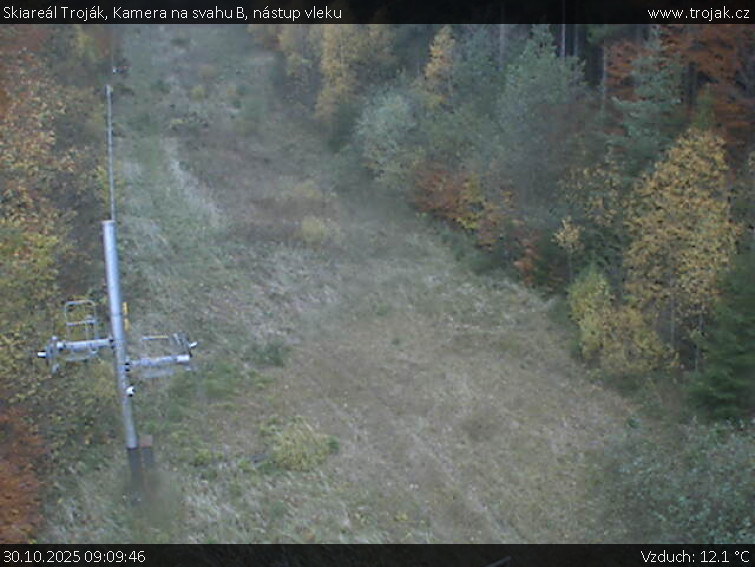 Skiareál Troják - Kamera na svahu B, nástup vleku - 30.10.2025 v 09:09 Skiareál Troják - Kamera na svahu B, nástup vleku - 30.10.2025 v 09:09
