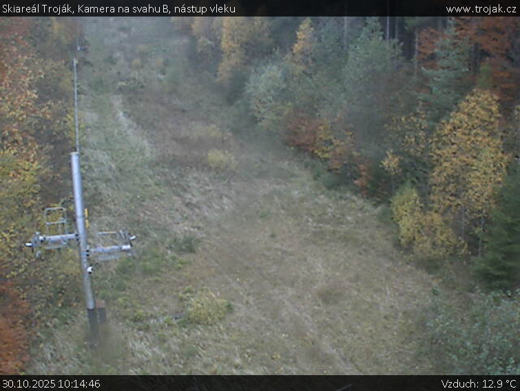 Skiareál Troják - Kamera na svahu B, nástup vleku - 30.10.2025 v 10:14 Skiareál Troják - Kamera na svahu B, nástup vleku - 30.10.2025 v 10:14