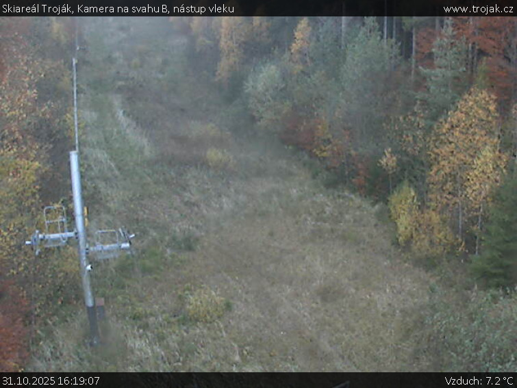 Skiareál Troják - Kamera na svahu B, nástup vleku - 31.10.2025 v 16:19 Skiareál Troják - Kamera na svahu B, nástup vleku - 31.10.2025 v 16:19