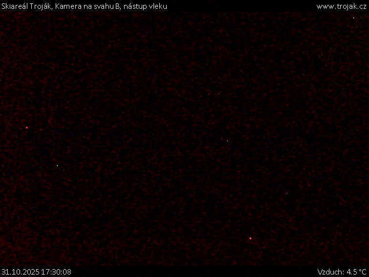 Skiareál Troják - Kamera na svahu B, nástup vleku - 31.10.2025 v 17:30 Skiareál Troják - Kamera na svahu B, nástup vleku - 31.10.2025 v 17:30