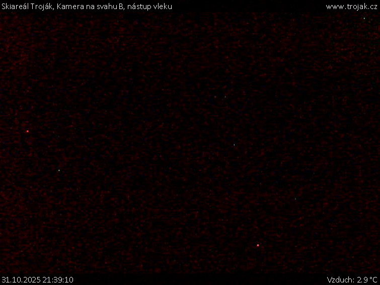 Skiareál Troják - Kamera na svahu B, nástup vleku - 31.10.2025 v 21:39 Skiareál Troják - Kamera na svahu B, nástup vleku - 31.10.2025 v 21:39