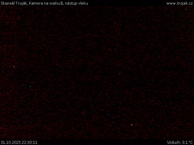 Skiareál Troják - Kamera na svahu B, nástup vleku - 31.10.2025 v 22:30 Skiareál Troják - Kamera na svahu B, nástup vleku - 31.10.2025 v 22:30