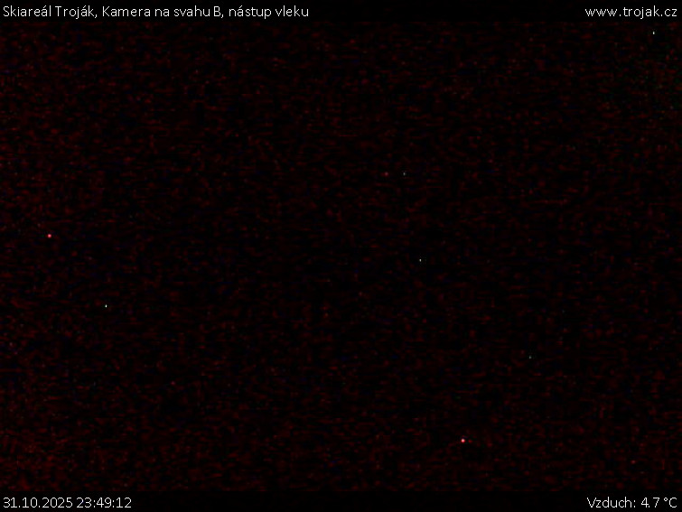 Skiareál Troják - Kamera na svahu B, nástup vleku - 31.10.2025 v 23:49 Skiareál Troják - Kamera na svahu B, nástup vleku - 31.10.2025 v 23:49