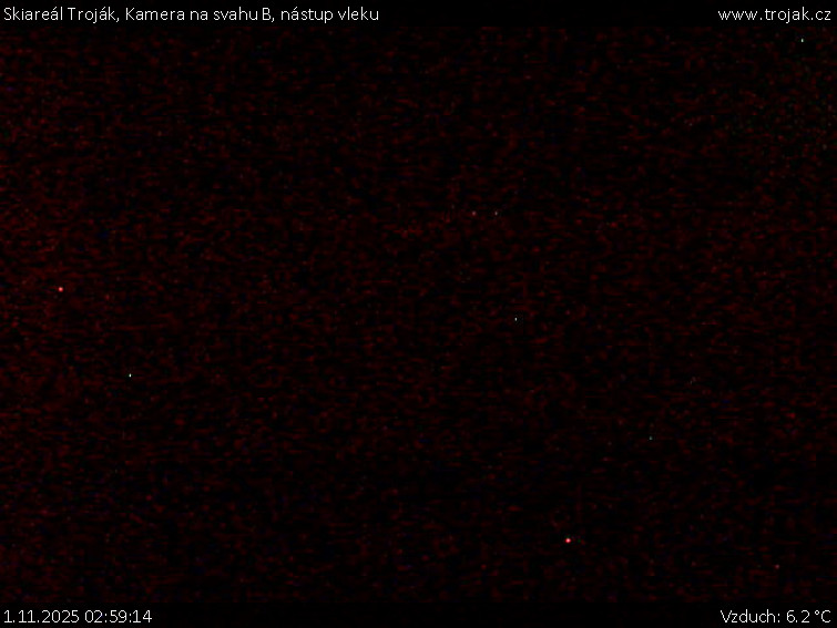 Skiareál Troják - Kamera na svahu B, nástup vleku - 1.11.2025 v 02:59 Skiareál Troják - Kamera na svahu B, nástup vleku - 1.11.2025 v 02:59