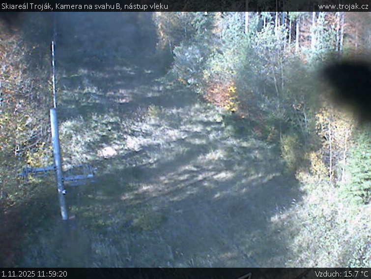 Skiareál Troják - Kamera na svahu B, nástup vleku - 1.11.2025 v 11:59 Skiareál Troják - Kamera na svahu B, nástup vleku - 1.11.2025 v 11:59