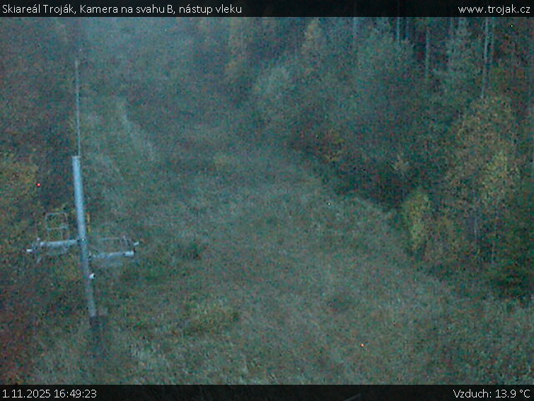 Skiareál Troják - Kamera na svahu B, nástup vleku - 1.11.2025 v 16:49 Skiareál Troják - Kamera na svahu B, nástup vleku - 1.11.2025 v 16:49