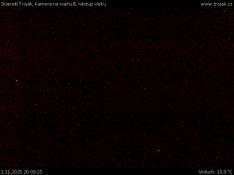 Skiareál Troják - Kamera na svahu B, nástup vleku - 1.11.2025 v 20:09 Skiareál Troják - Kamera na svahu B, nástup vleku - 1.11.2025 v 20:09