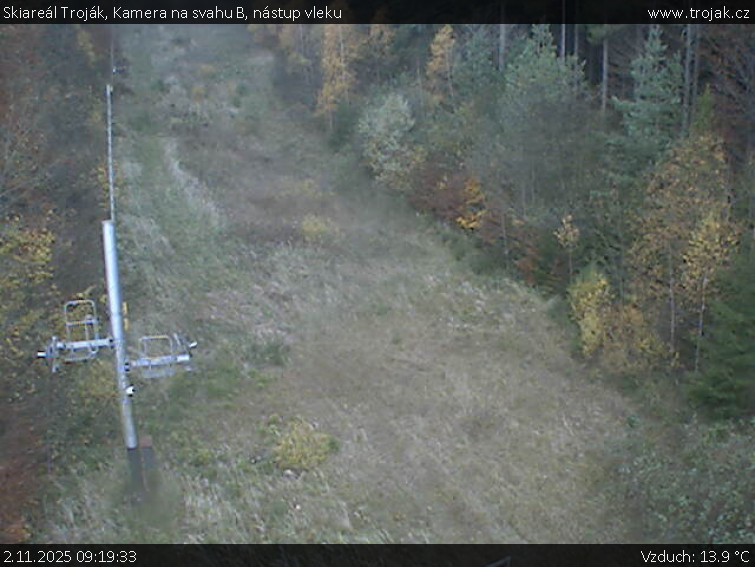 Skiareál Troják - Kamera na svahu B, nástup vleku - 2.11.2025 v 09:19 Skiareál Troják - Kamera na svahu B, nástup vleku - 2.11.2025 v 09:19