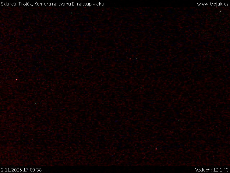 Skiareál Troják - Kamera na svahu B, nástup vleku - 2.11.2025 v 17:09 Skiareál Troják - Kamera na svahu B, nástup vleku - 2.11.2025 v 17:09