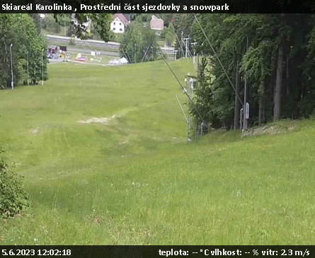 Skiareál Karolinka  - Prostřední část sjezdovky a snowpark - 5.6.2023 v 12:02